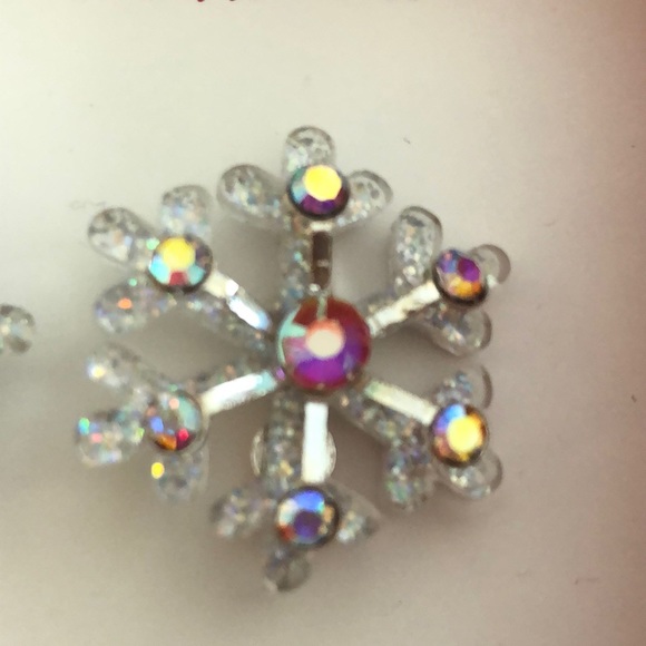 Betsey Johnson Silver Tone & Acrylic Snowflake Stud Earrings Crystal Accents NIB - Picture 8 of 11